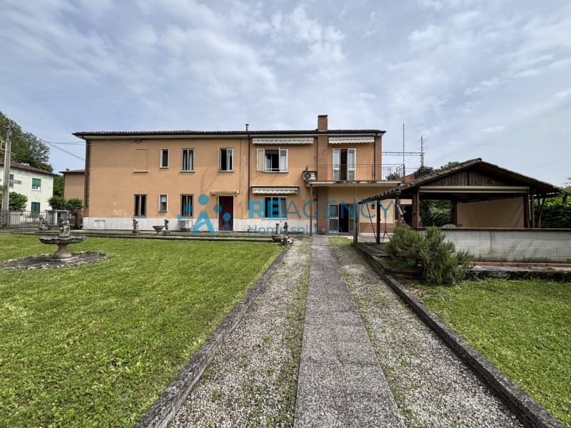 Se stai cercando una casa spaziosa, in una zona tranquilla e ben collegata di Vicenza, questa pro...