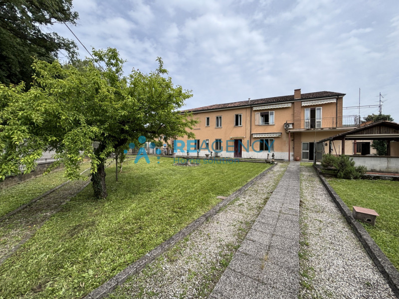 Se stai cercando una casa spaziosa, in una zona tranquilla e ben collegata di Vicenza, questa pro...