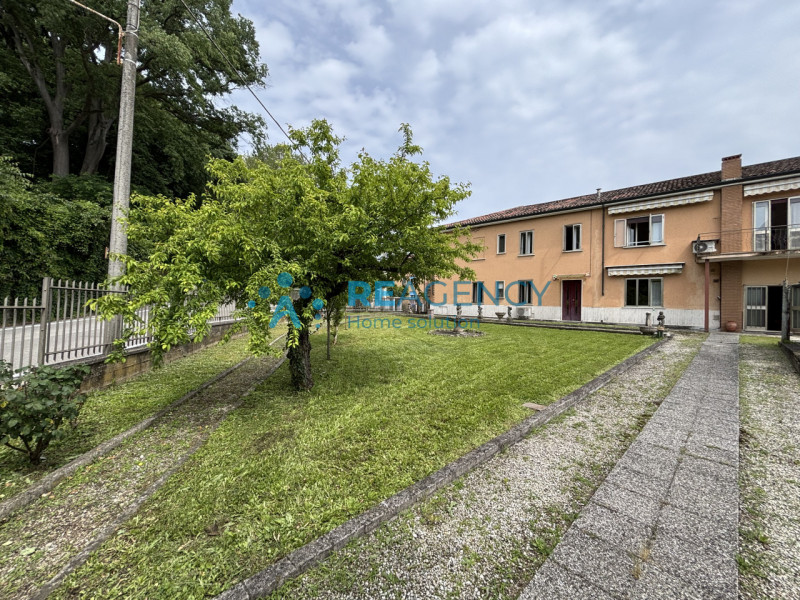 Se stai cercando una casa spaziosa, in una zona tranquilla e ben collegata di Vicenza, questa pro...