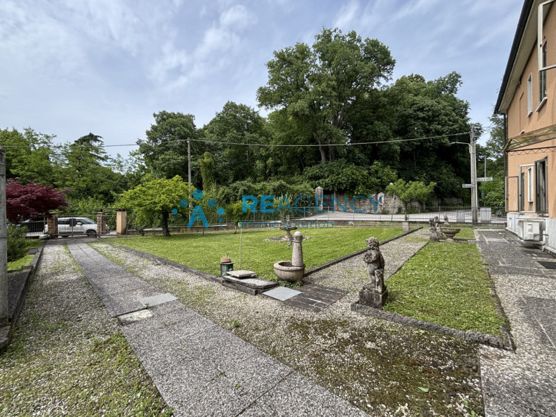 Se stai cercando una casa spaziosa, in una zona tranquilla e ben collegata di Vicenza, questa pro...