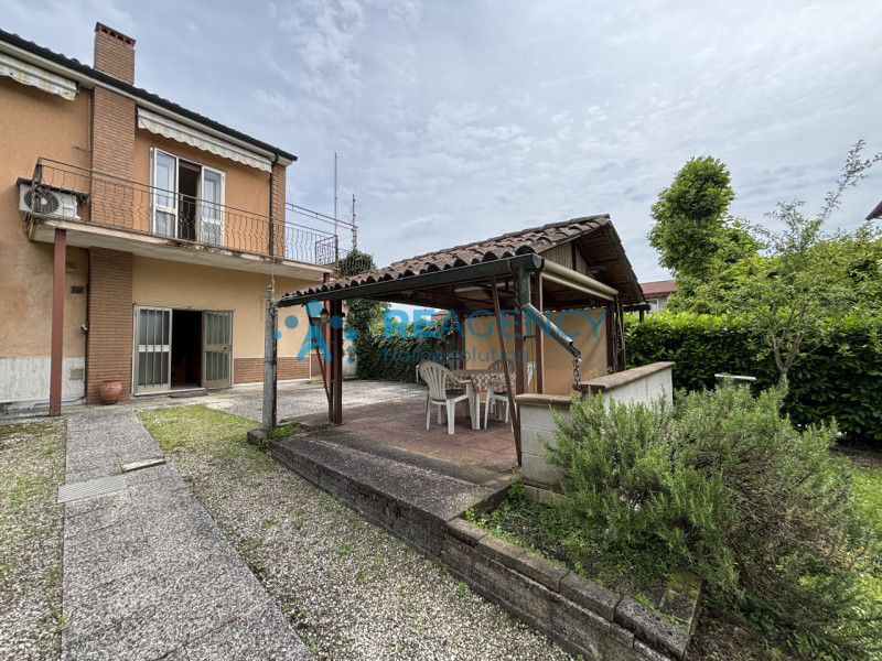 Se stai cercando una casa spaziosa, in una zona tranquilla e ben collegata di Vicenza, questa pro...