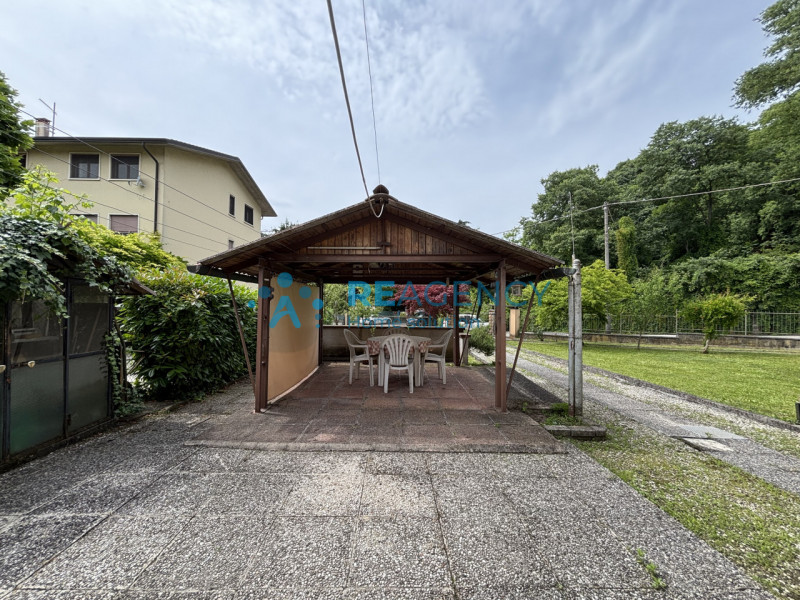 Se stai cercando una casa spaziosa, in una zona tranquilla e ben collegata di Vicenza, questa pro...