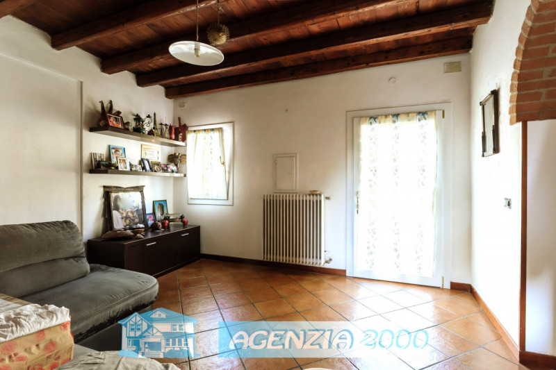 GRANDE CASA ACCOSTATA  MOLTO SPAZIOSA TUTTA CON SOFFITTI A TRAVI DI LEGNO A VISTA E CON PICCOLO G...