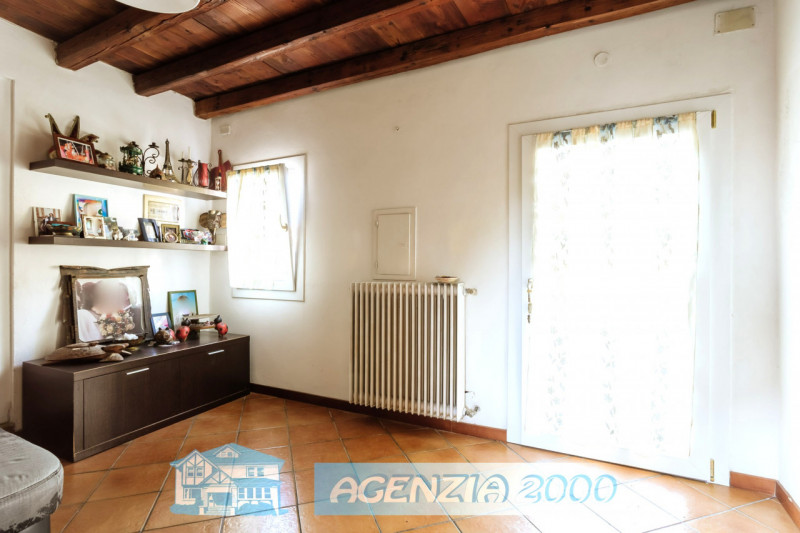 GRANDE CASA ACCOSTATA  MOLTO SPAZIOSA TUTTA CON SOFFITTI A TRAVI DI LEGNO A VISTA E CON PICCOLO G...