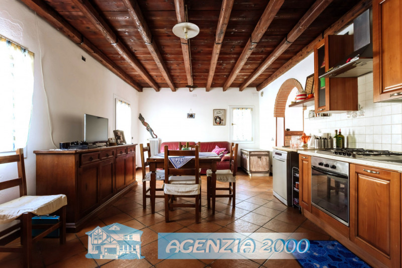 GRANDE CASA ACCOSTATA  MOLTO SPAZIOSA TUTTA CON SOFFITTI A TRAVI DI LEGNO A VISTA E CON PICCOLO G...