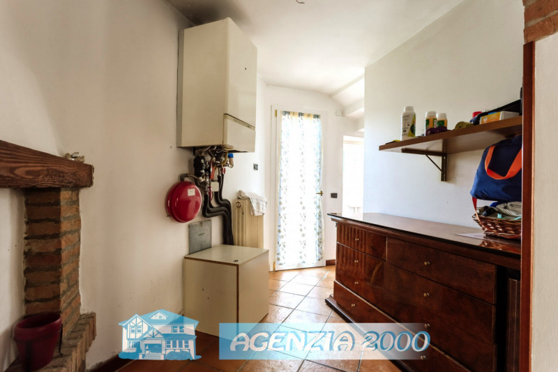 GRANDE CASA ACCOSTATA  MOLTO SPAZIOSA TUTTA CON SOFFITTI A TRAVI DI LEGNO A VISTA E CON PICCOLO G...