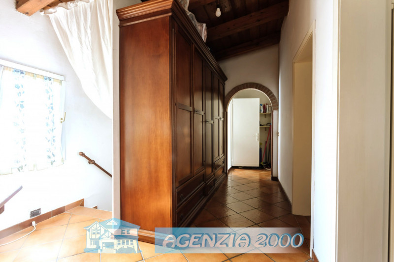 GRANDE CASA ACCOSTATA  MOLTO SPAZIOSA TUTTA CON SOFFITTI A TRAVI DI LEGNO A VISTA E CON PICCOLO G...