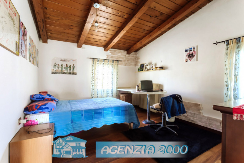 GRANDE CASA ACCOSTATA  MOLTO SPAZIOSA TUTTA CON SOFFITTI A TRAVI DI LEGNO A VISTA E CON PICCOLO G...