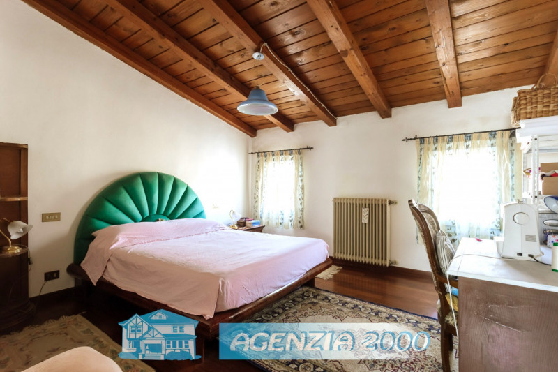 GRANDE CASA ACCOSTATA  MOLTO SPAZIOSA TUTTA CON SOFFITTI A TRAVI DI LEGNO A VISTA E CON PICCOLO G...