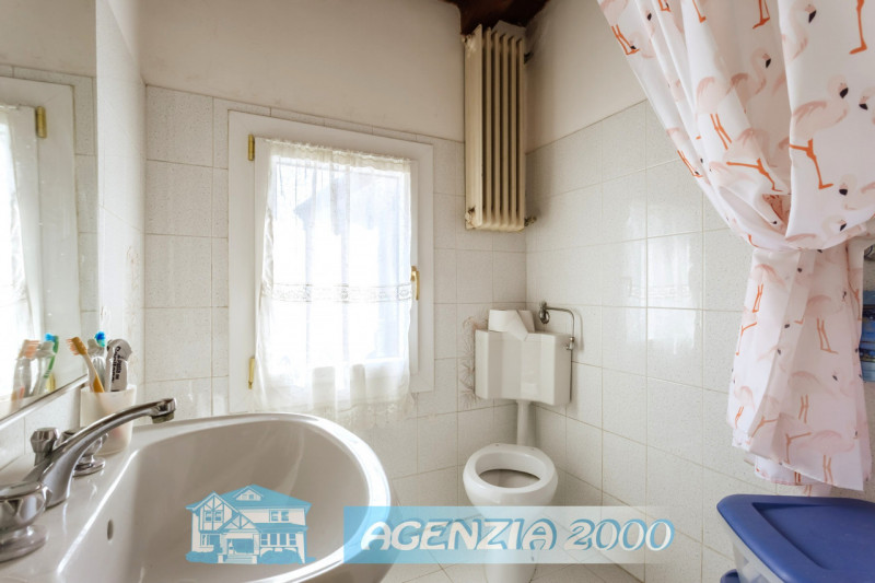 GRANDE CASA ACCOSTATA  MOLTO SPAZIOSA TUTTA CON SOFFITTI A TRAVI DI LEGNO A VISTA E CON PICCOLO G...