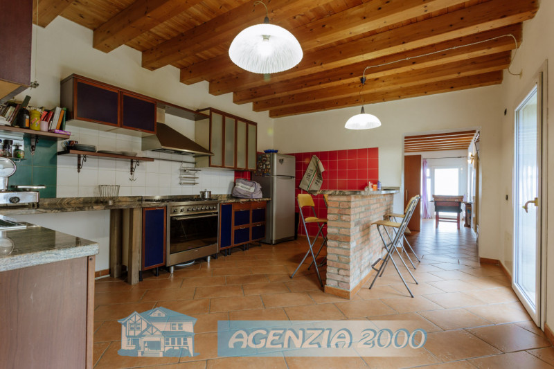 GRANDE CASA ACCOSTATA  MOLTO SPAZIOSA TUTTA CON SOFFITTI A TRAVI DI LEGNO A VISTA E CON PICCOLO G...