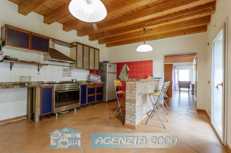 GRANDE CASA ACCOSTATA  MOLTO SPAZIOSA TUTTA CON SOFFITTI A TRAVI DI LEGNO A VISTA E CON PICCOLO G...