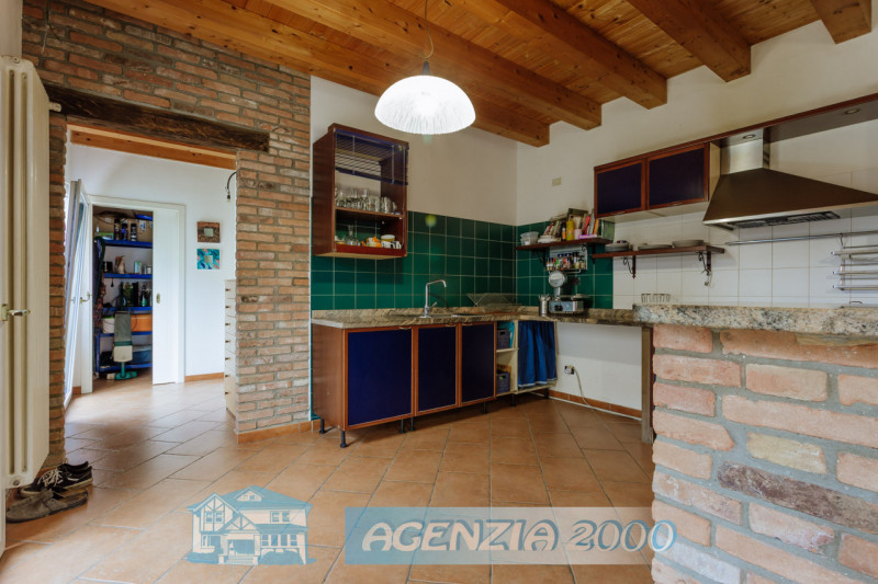 GRANDE CASA ACCOSTATA  MOLTO SPAZIOSA TUTTA CON SOFFITTI A TRAVI DI LEGNO A VISTA E CON PICCOLO G...