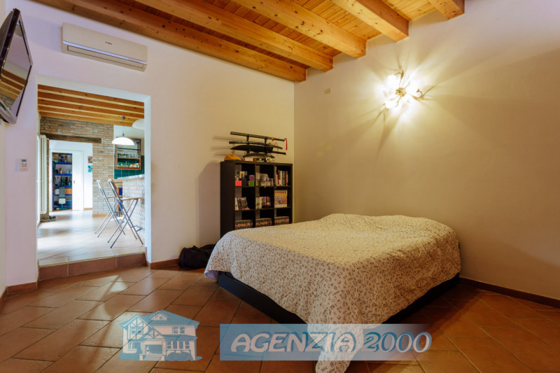 GRANDE CASA ACCOSTATA  MOLTO SPAZIOSA TUTTA CON SOFFITTI A TRAVI DI LEGNO A VISTA E CON PICCOLO G...