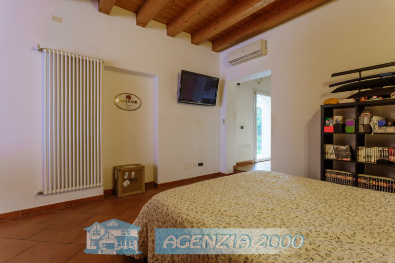 GRANDE CASA ACCOSTATA  MOLTO SPAZIOSA TUTTA CON SOFFITTI A TRAVI DI LEGNO A VISTA E CON PICCOLO G...