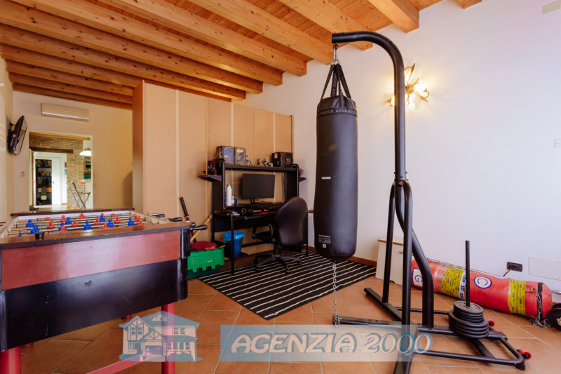 GRANDE CASA ACCOSTATA  MOLTO SPAZIOSA TUTTA CON SOFFITTI A TRAVI DI LEGNO A VISTA E CON PICCOLO G...