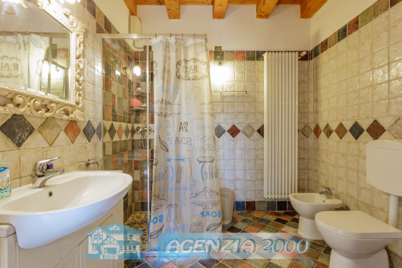 GRANDE CASA ACCOSTATA  MOLTO SPAZIOSA TUTTA CON SOFFITTI A TRAVI DI LEGNO A VISTA E CON PICCOLO G...