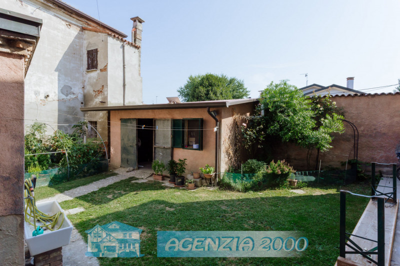 GRANDE CASA ACCOSTATA  MOLTO SPAZIOSA TUTTA CON SOFFITTI A TRAVI DI LEGNO A VISTA E CON PICCOLO G...