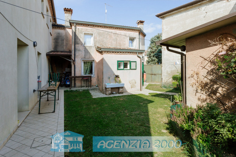 GRANDE CASA ACCOSTATA  MOLTO SPAZIOSA TUTTA CON SOFFITTI A TRAVI DI LEGNO A VISTA E CON PICCOLO G...
