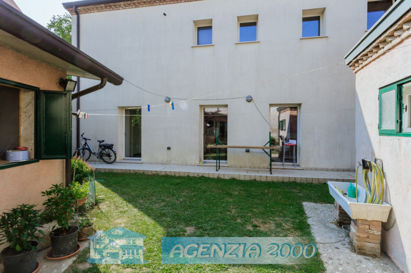 GRANDE CASA ACCOSTATA  MOLTO SPAZIOSA TUTTA CON SOFFITTI A TRAVI DI LEGNO A VISTA E CON PICCOLO G...