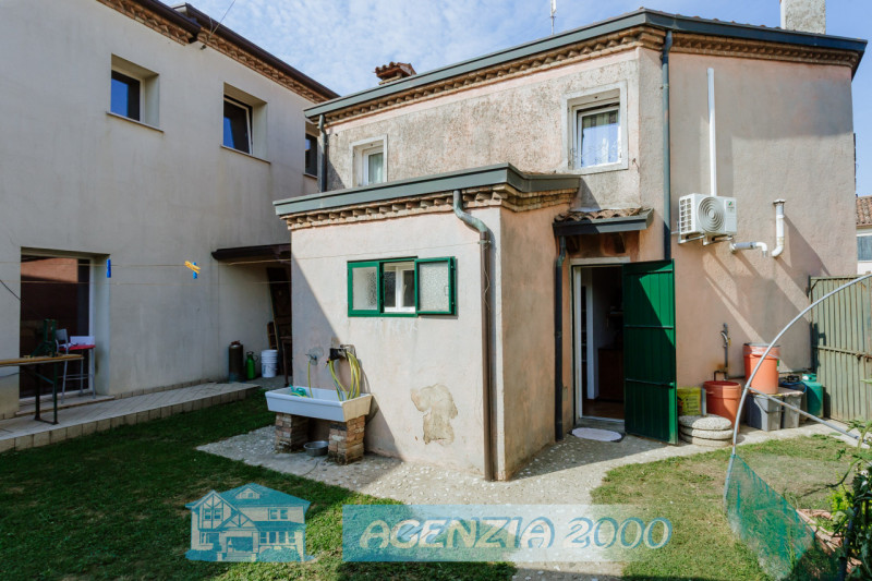 GRANDE CASA ACCOSTATA  MOLTO SPAZIOSA TUTTA CON SOFFITTI A TRAVI DI LEGNO A VISTA E CON PICCOLO G...