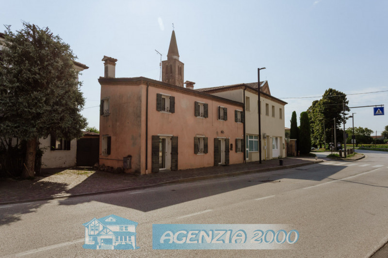 GRANDE CASA ACCOSTATA  MOLTO SPAZIOSA TUTTA CON SOFFITTI A TRAVI DI LEGNO A VISTA E CON PICCOLO G...