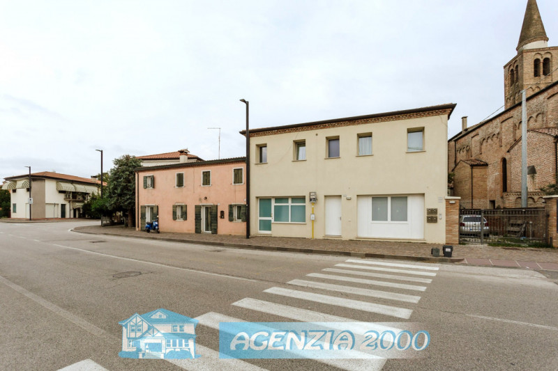 GRANDE CASA ACCOSTATA  MOLTO SPAZIOSA TUTTA CON SOFFITTI A TRAVI DI LEGNO A VISTA E CON PICCOLO G...