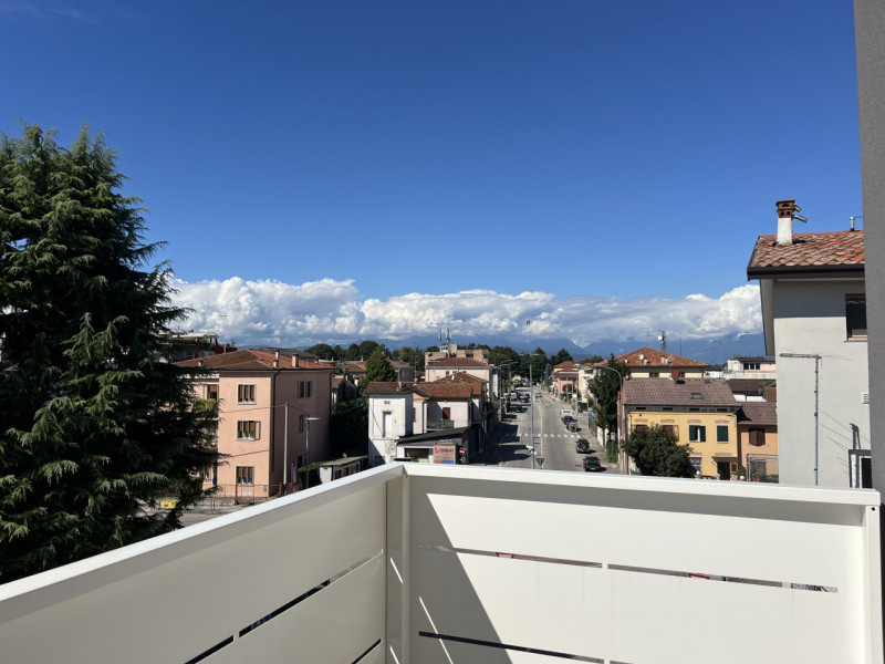 NUOVO BILOCALE ULTIMO PIANO ARREDATO - IN AFFITTO A VICENZA, INTERNO VIALE TRIESTE. COMPLETO DI T...