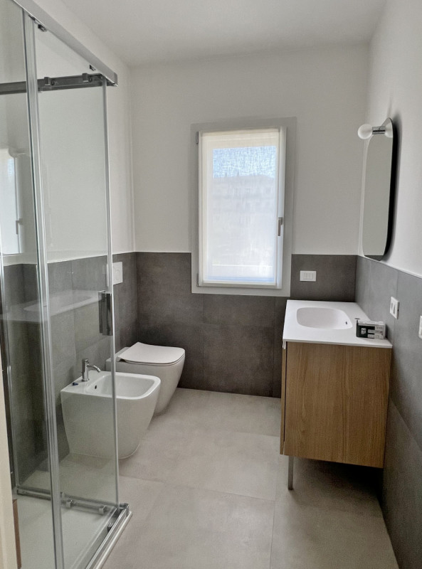 NUOVO BILOCALE ULTIMO PIANO ARREDATO - IN AFFITTO A VICENZA, INTERNO VIALE TRIESTE. COMPLETO DI T...