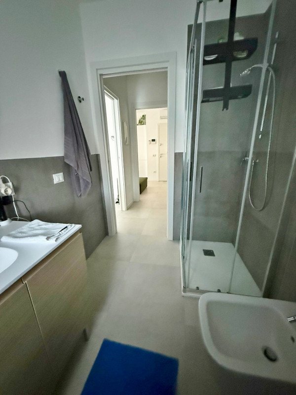 NUOVO BILOCALE ULTIMO PIANO ARREDATO - IN AFFITTO A VICENZA, INTERNO VIALE TRIESTE. COMPLETO DI T...