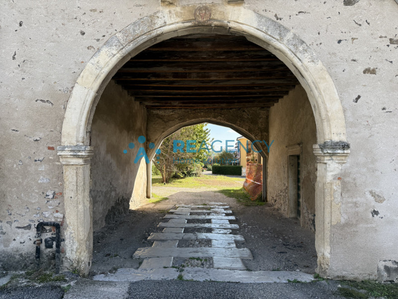 Se sei alla ricerca di un'opportunità unica per realizzare il tuo sogno immobiliare, questo ruder...