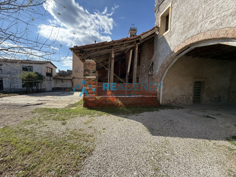 Se sei alla ricerca di un'opportunità unica per realizzare il tuo sogno immobiliare, questo ruder...