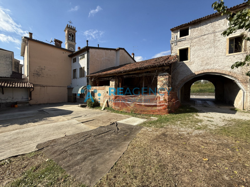 Se sei alla ricerca di un'opportunità unica per realizzare il tuo sogno immobiliare, questo ruder...