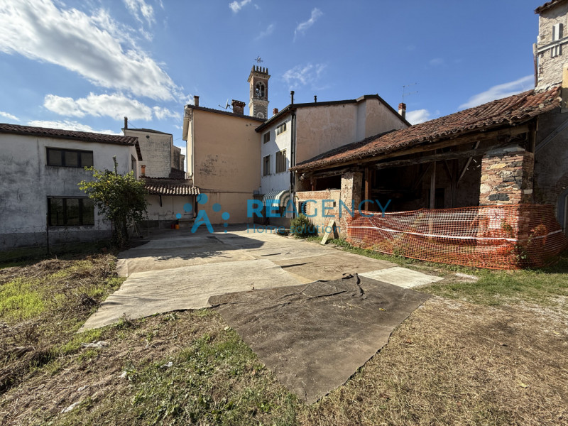 Se sei alla ricerca di un'opportunità unica per realizzare il tuo sogno immobiliare, questo ruder...