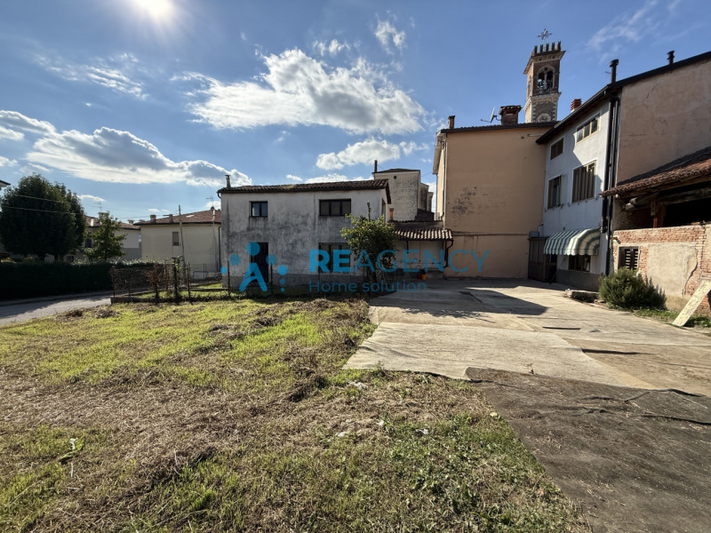 Se sei alla ricerca di un'opportunità unica per realizzare il tuo sogno immobiliare, questo ruder...