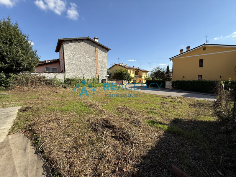 Se sei alla ricerca di un'opportunità unica per realizzare il tuo sogno immobiliare, questo ruder...