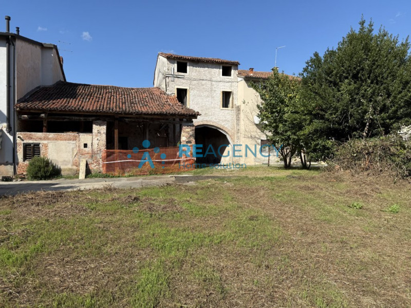 Se sei alla ricerca di un'opportunità unica per realizzare il tuo sogno immobiliare, questo ruder...