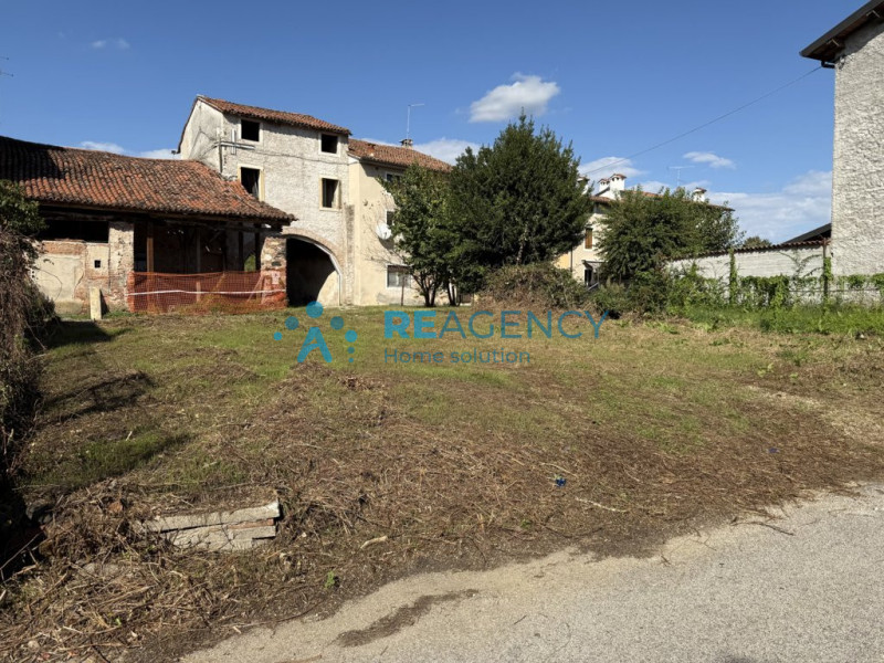 Se sei alla ricerca di un'opportunità unica per realizzare il tuo sogno immobiliare, questo ruder...