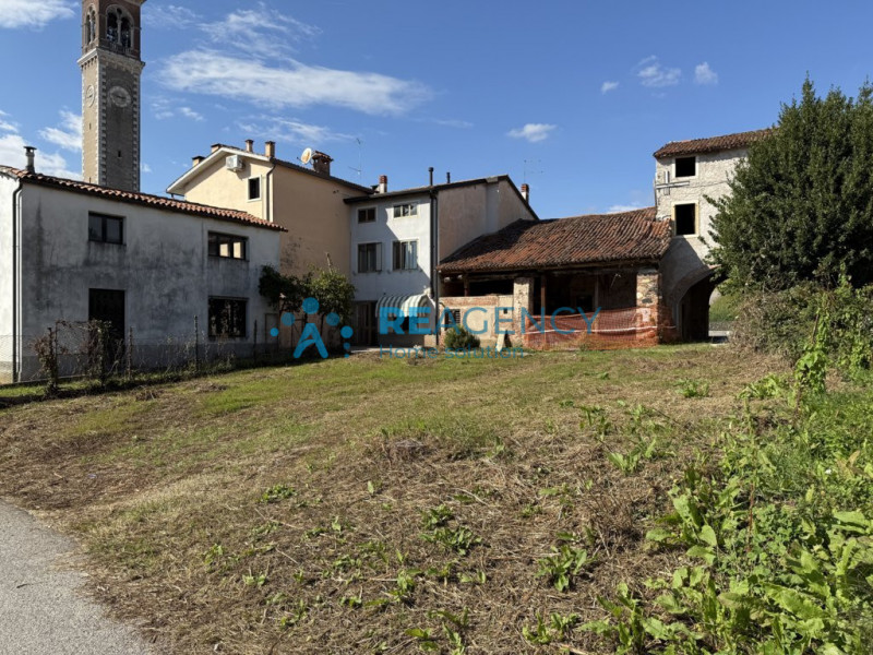 Se sei alla ricerca di un'opportunità unica per realizzare il tuo sogno immobiliare, questo ruder...