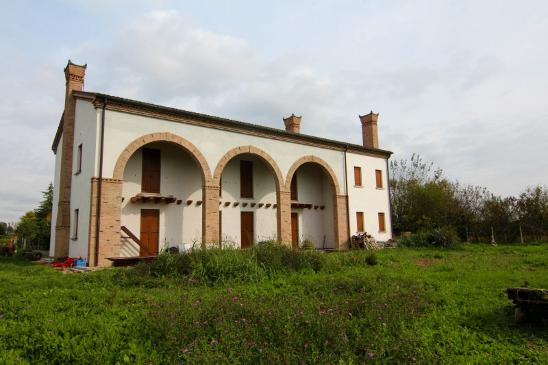Proponiamo in vendita, nella tranquilla frazione di Vallonga ad Arzergrande, intera bifamiliare a...