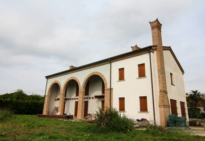 Proponiamo in vendita, nella tranquilla frazione di Vallonga ad Arzergrande, intera bifamiliare a...