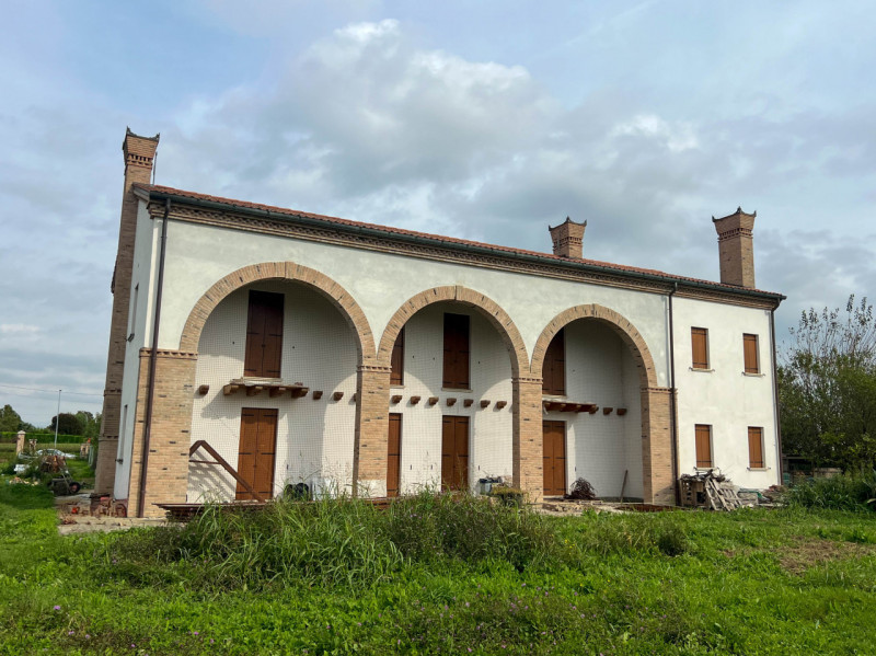 Proponiamo in vendita, nella tranquilla frazione di Vallonga ad Arzergrande, intera bifamiliare a...