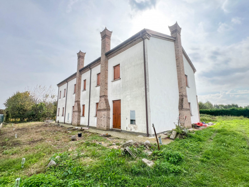 Proponiamo in vendita, nella tranquilla frazione di Vallonga ad Arzergrande, intera bifamiliare a...