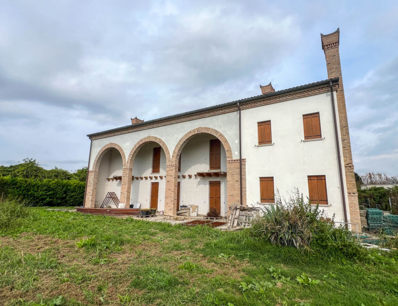 Proponiamo in vendita, nella tranquilla frazione di Vallonga ad Arzergrande, intera bifamiliare a...