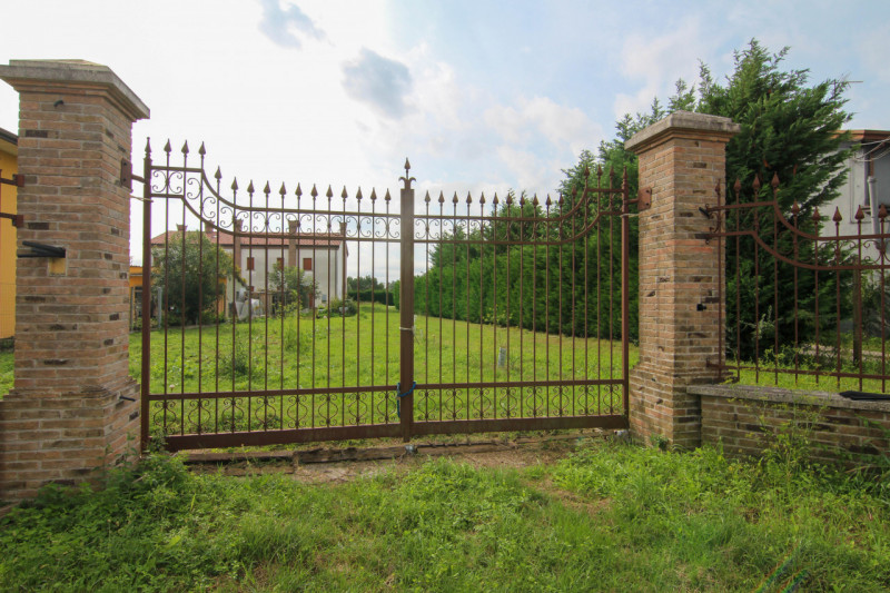 Proponiamo in vendita, nella tranquilla frazione di Vallonga ad Arzergrande, intera bifamiliare a...