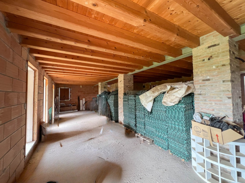 Proponiamo in vendita, nella tranquilla frazione di Vallonga ad Arzergrande, intera bifamiliare a...