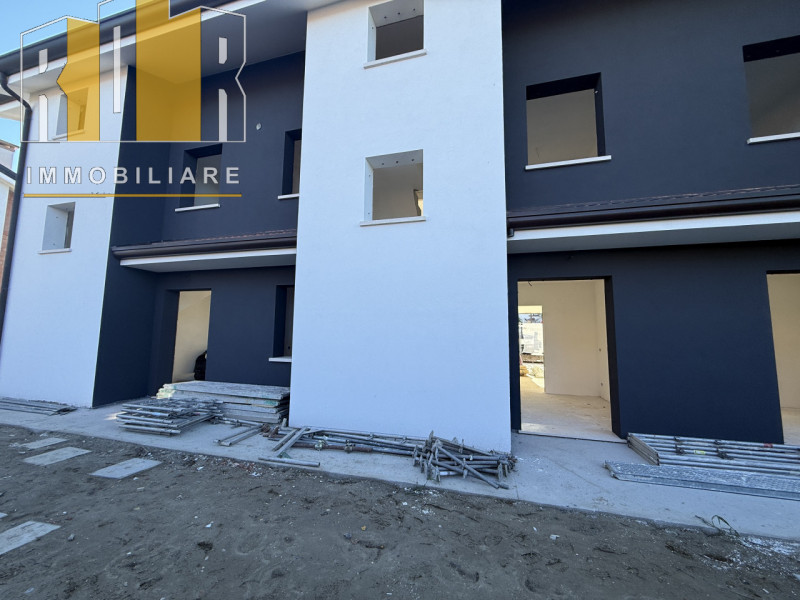Proponiamo porzione centrale di trifamiliare a Legnaro classe energetica A4 di progetto, quindi r...