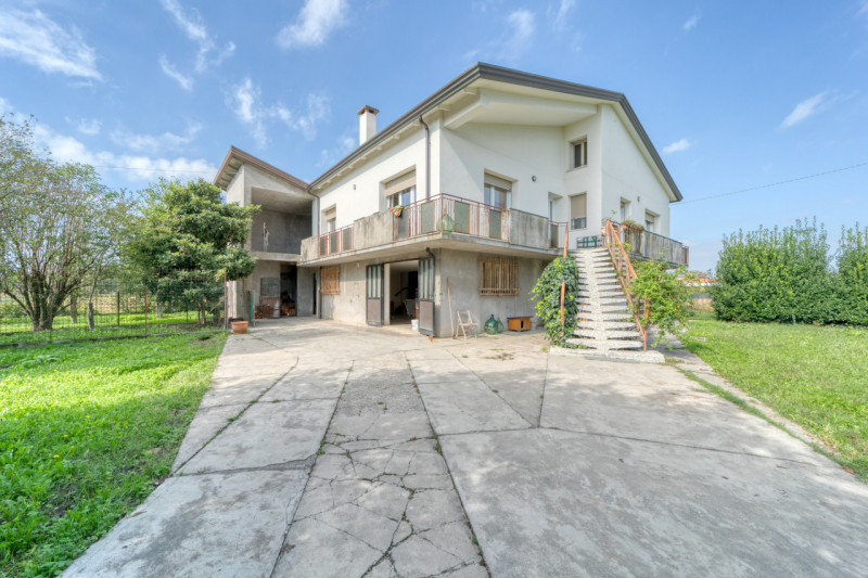 A Sarmeola di Rubano, in posizione unica su strada chiusa e tranquilla ma comoda ai servizi, prop...