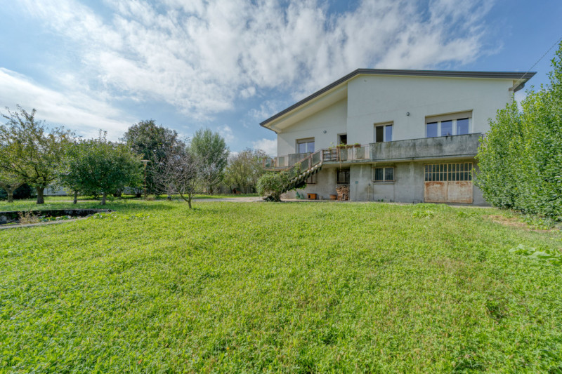 A Sarmeola di Rubano, in posizione unica su strada chiusa e tranquilla ma comoda ai servizi, prop...