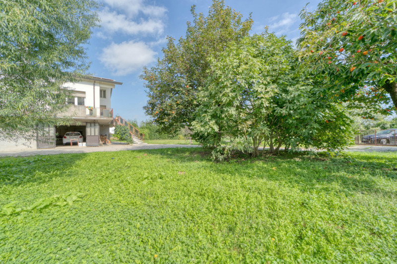 A Sarmeola di Rubano, in posizione unica su strada chiusa e tranquilla ma comoda ai servizi, prop...